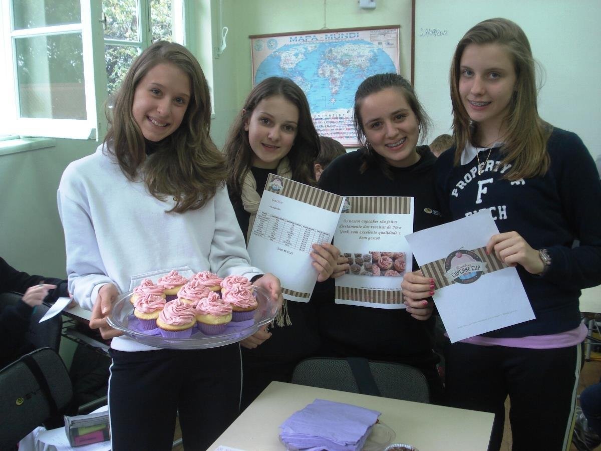 Estudantes desenvolvem estratégias de marketing relacionadas à venda de doces