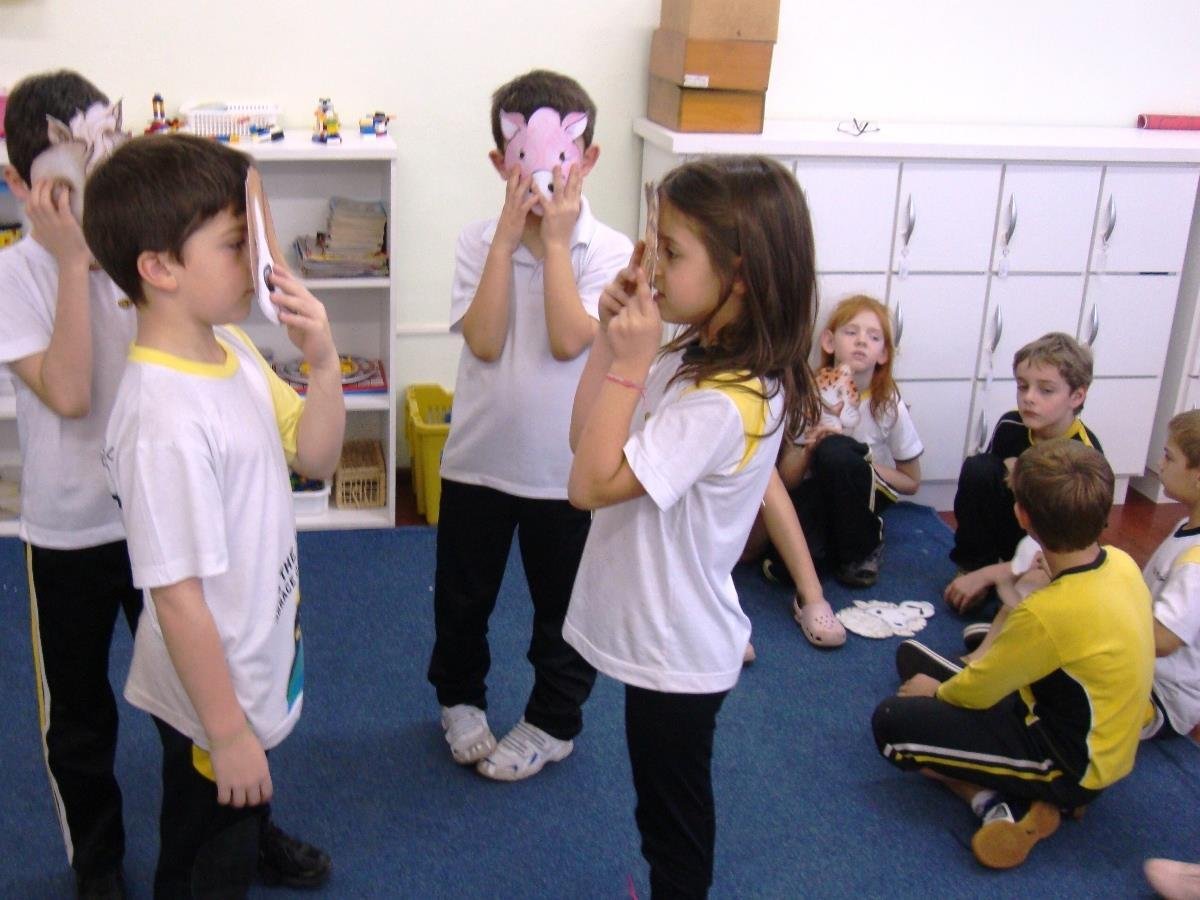 Estudantes realizam dramatização para trabalhar a oralidade da pronúncia