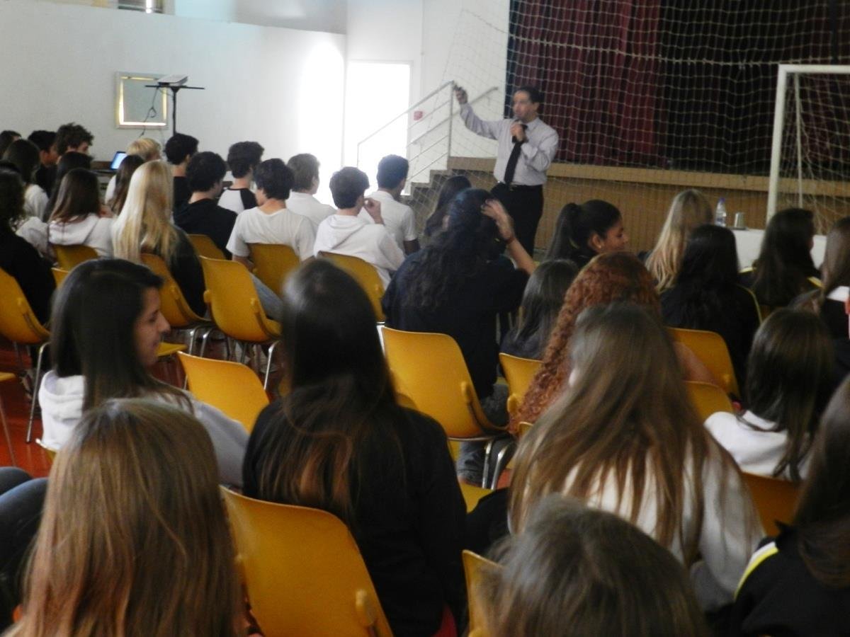 Estudantes participam de Palestra sobre Drogadição