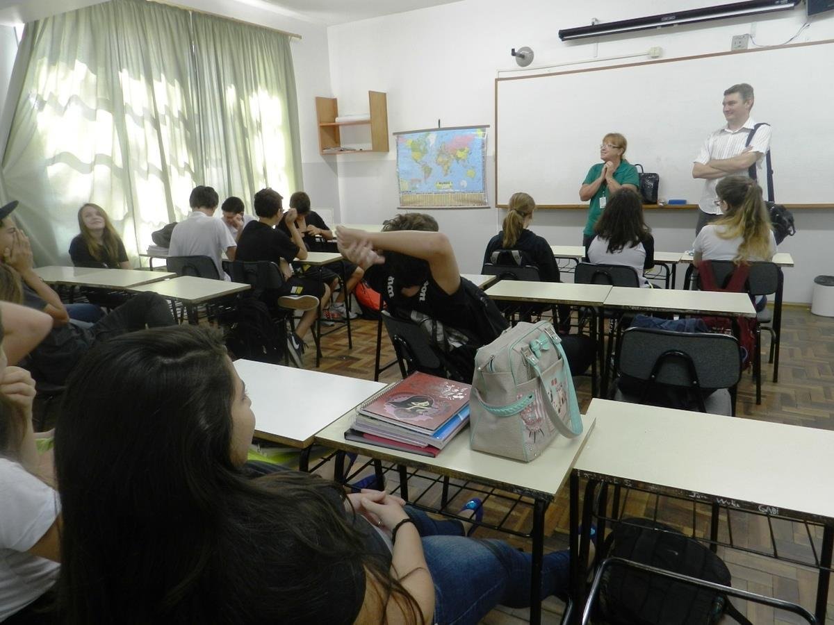 Turma da Fundação Evangélica participa de conversa sobre Adolescência