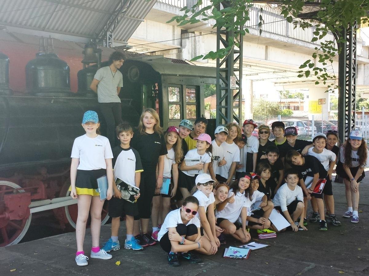 Praticante do Skate Downhill conversa com os alunos