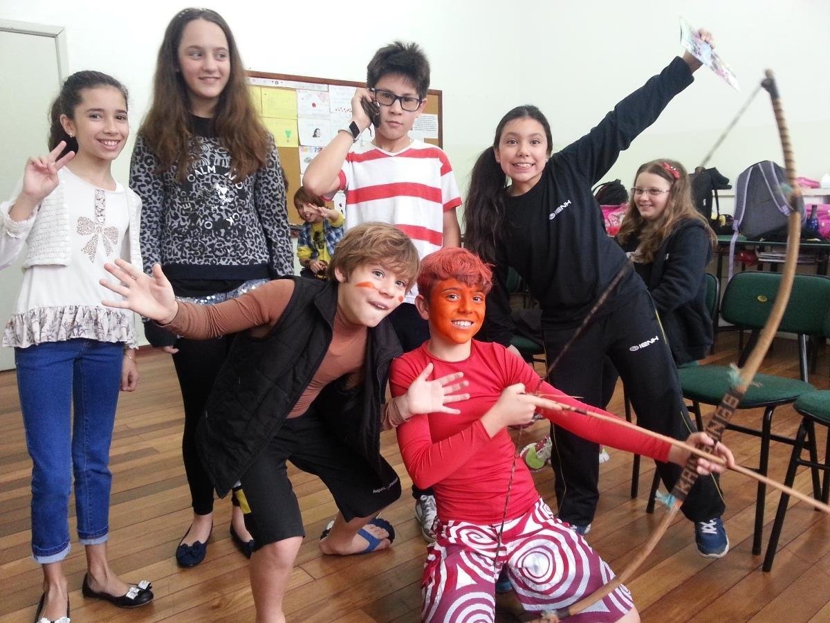 Desfile dos personagens do livro