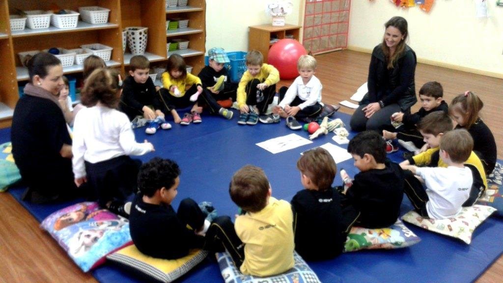 Alunos recebem Fisioterapeuta no projeto “Penso, sinto e existo no mundo das sensações!”