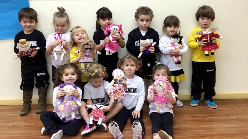Alunos do Nível 2 confeccionam bonecos com os familiares