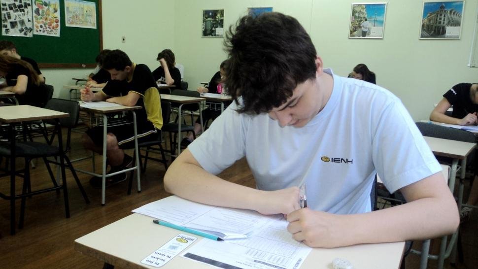 Alunos do Ensino Médio realizam simulado da prova de Cambridge