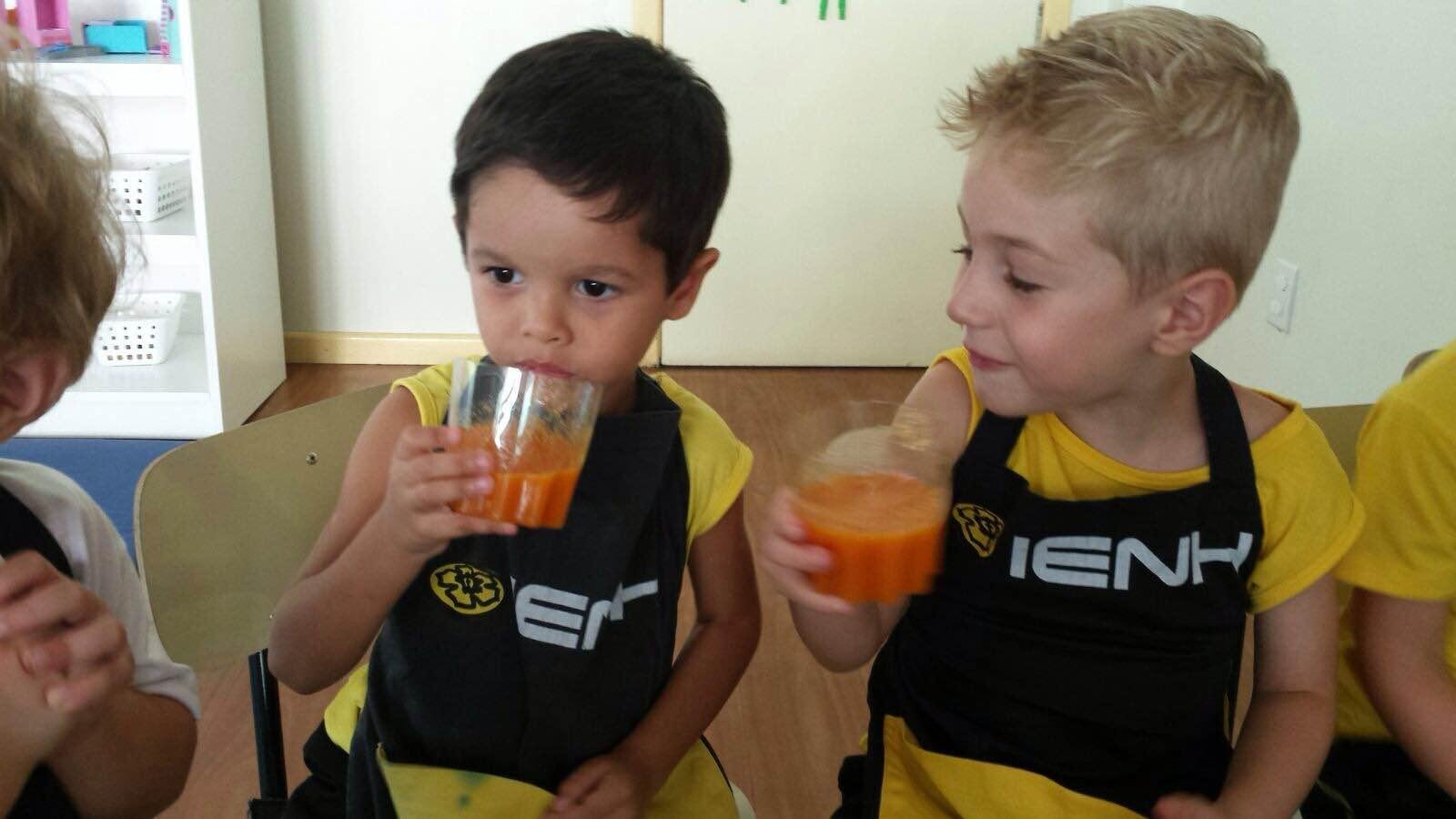 Alunos da Educação Infantil Bilíngue preparam “Crazy Juice”