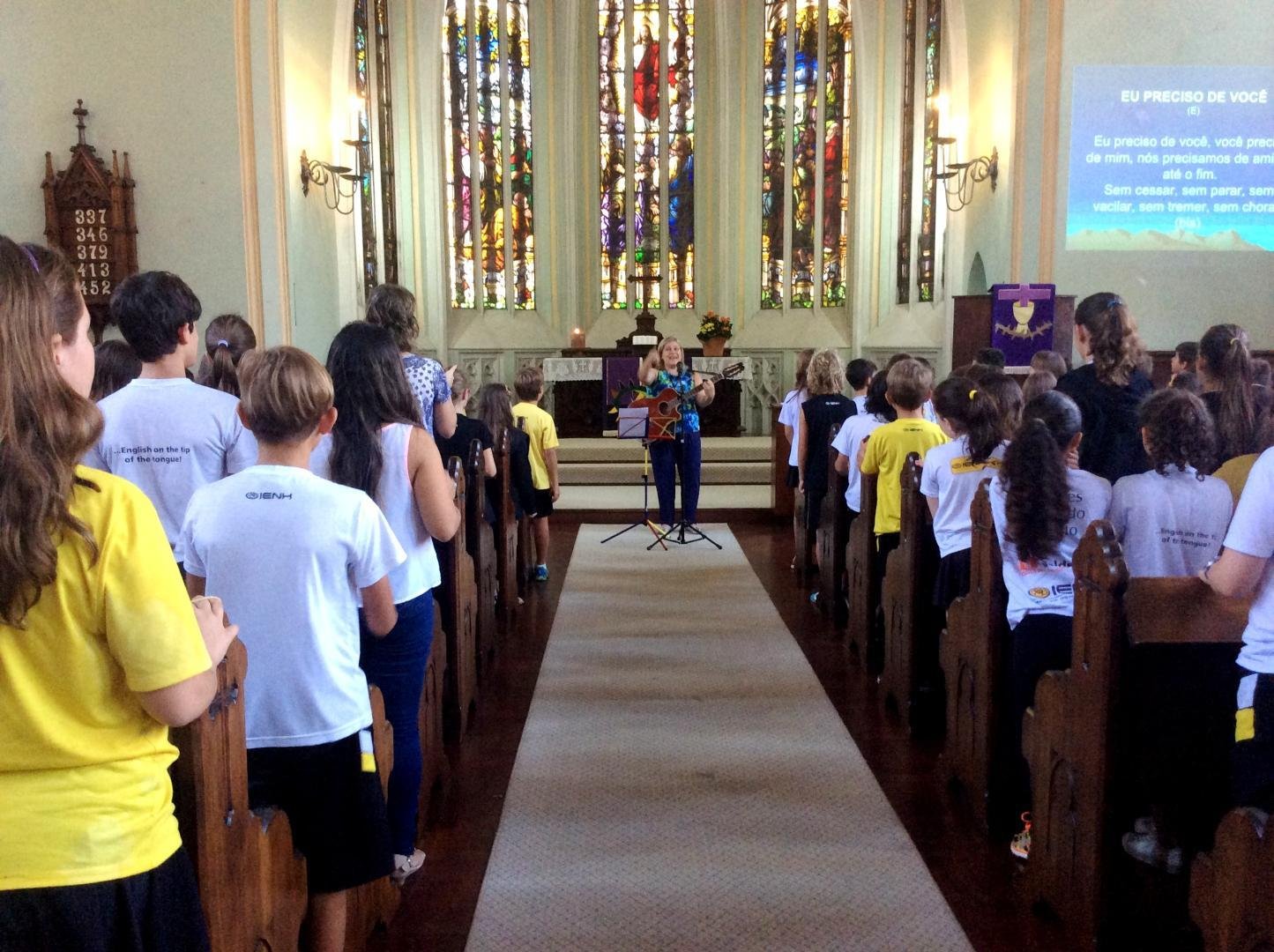 Alunos participam de Culto com tema “Pela Graça de Deus, Livres Para Cuidar”