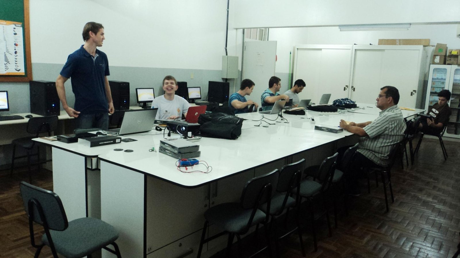 Estudantes do Curso Técnico em Administração confeccionam produtos em sala de aula