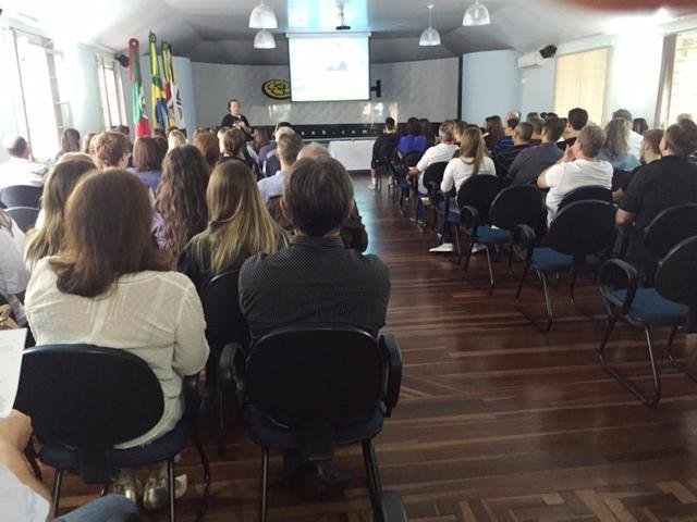 Intercâmbio de idiomas e culturas – A experiência de Vathia Pereira