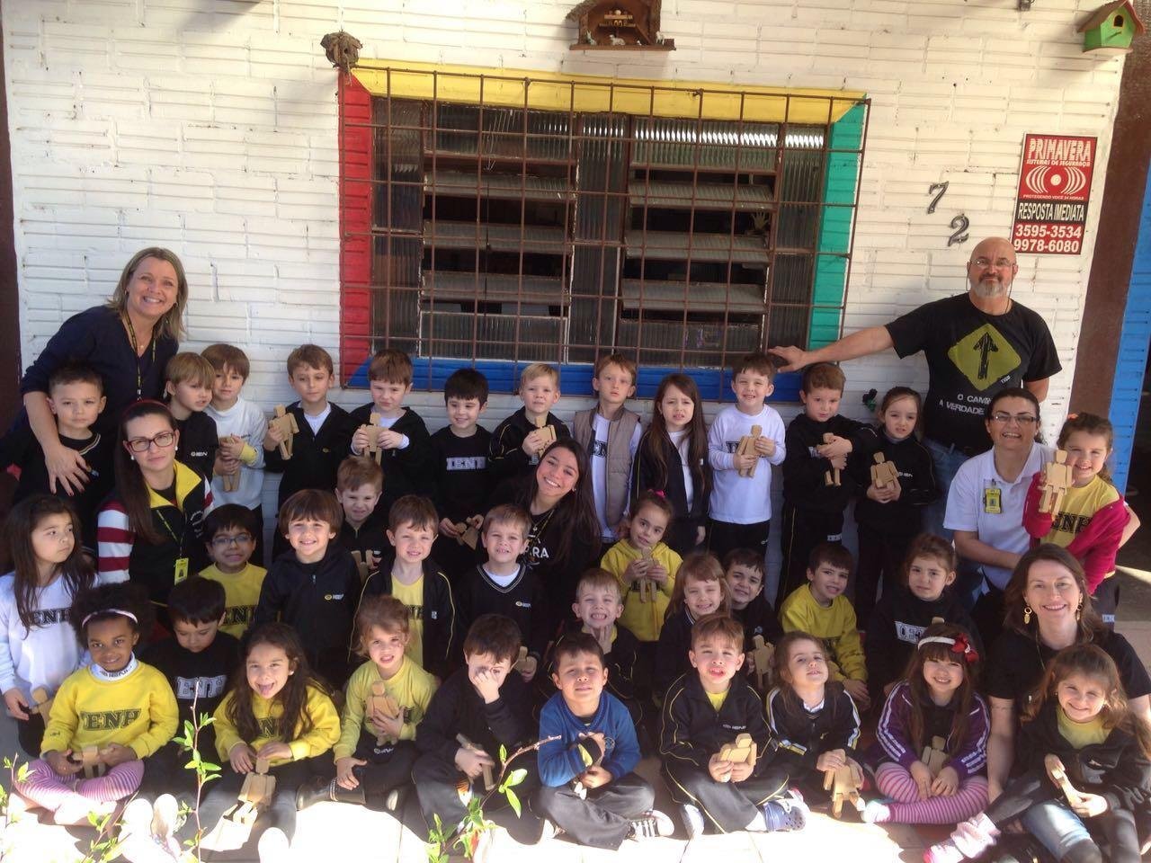 Alunos confeccionam brinquedos em madeira na visita ao atelier “Vovô Artes”