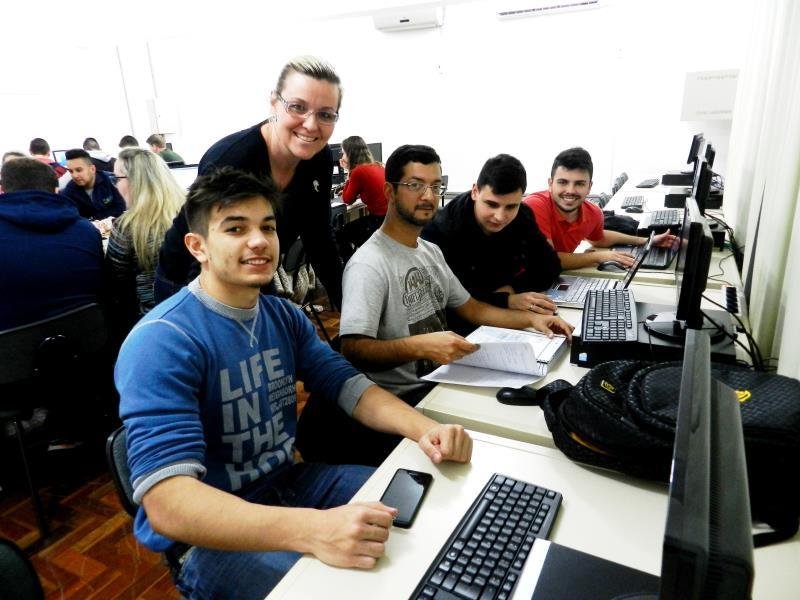 Alunos dos Cursos Técnicos aprendem conteúdos em Espanhol