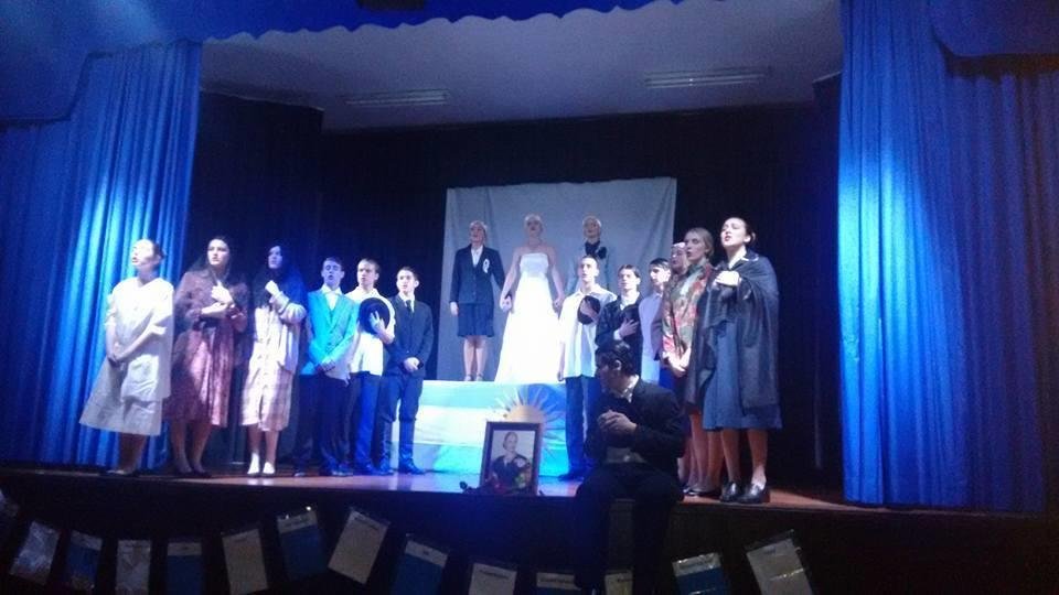 Alunos e ex-alunos de Teatro da IENH contam a história de Eva Perón no CEI – Campo Bom