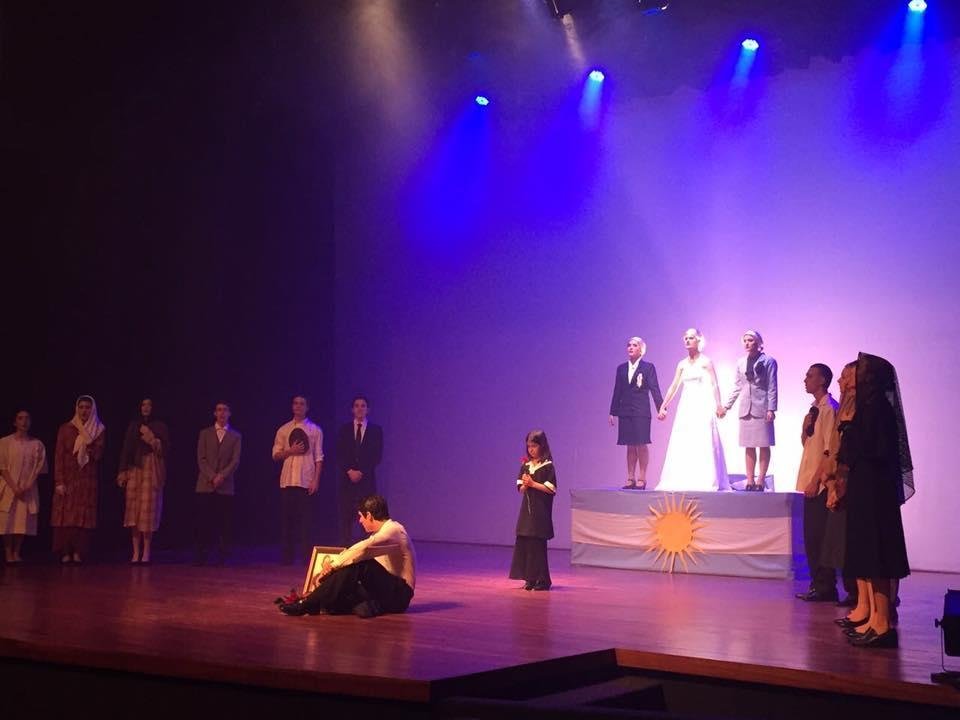 “LA PASIÓN DE EVA PERÓN” é interpretada por alunos da IENH no palco do CEI