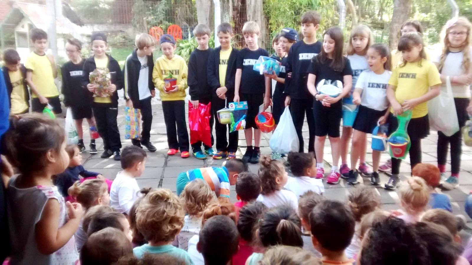 Alunos visitam e entregam brinquedos na Escola de Educação Infantil da Paz – ABEFI