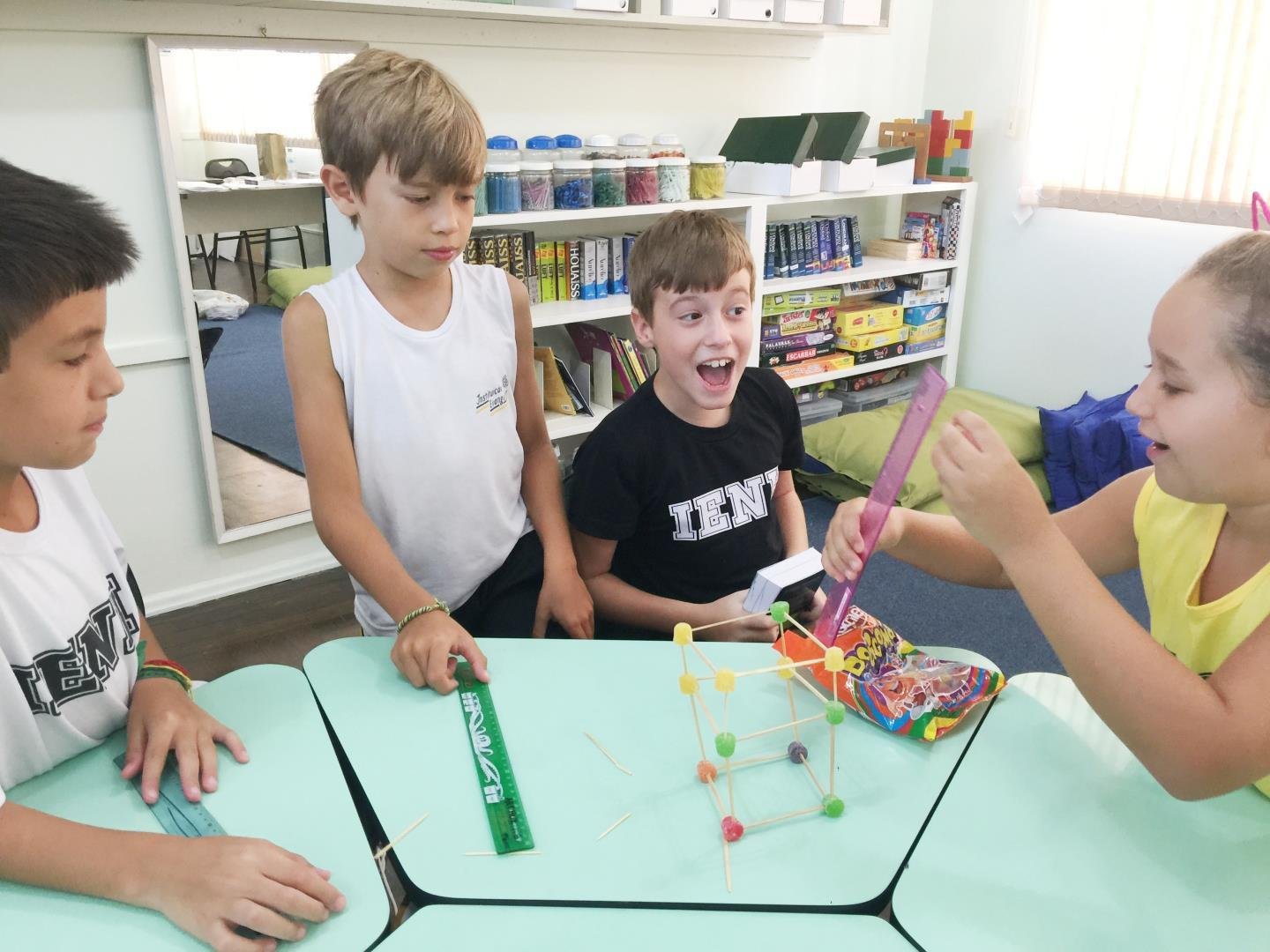 Alunos bilíngues realizam desafio colaborativo em Inglês