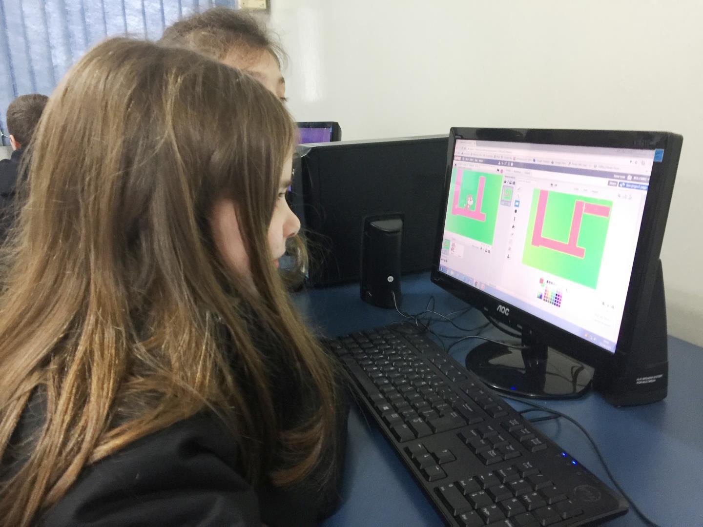 Alunos homenageiam pais em três idiomas e com cartões digitais