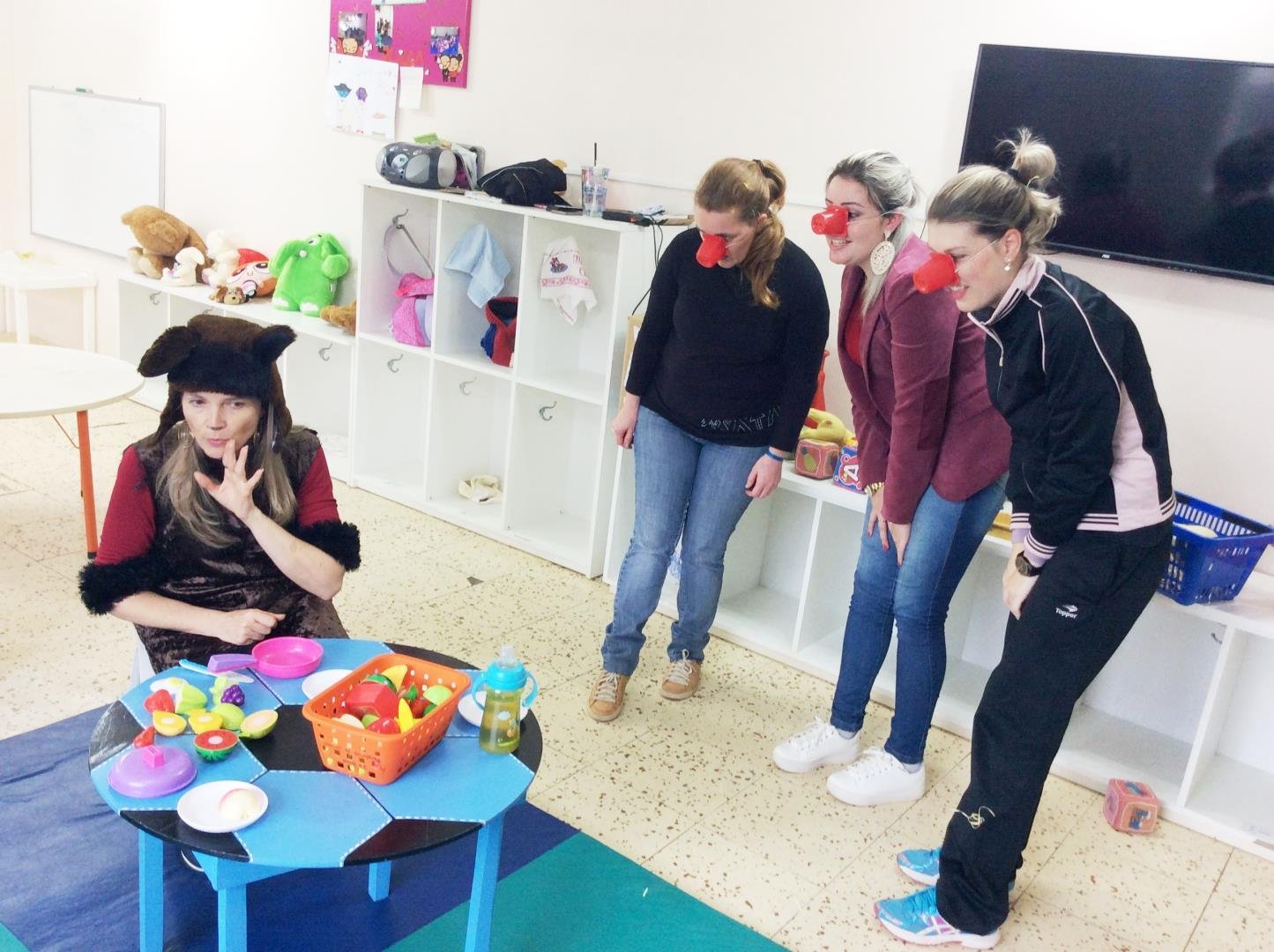 Professoras interpretam história “Os três porquinhos malcriados e o lobo bom” para alunos dos Níveis