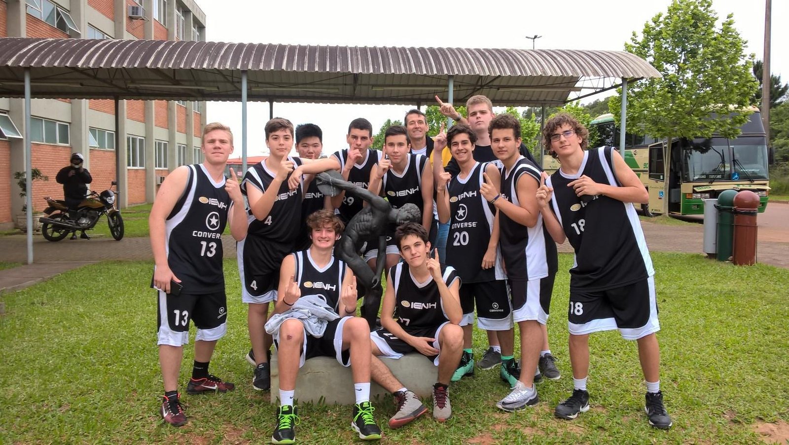 Equipe de basquete sub-17 masculino da IENH é campeã dos Jogos Internacionais Luteranos