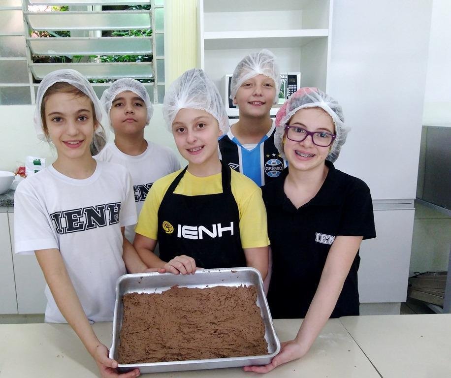Brownies são preparados por alunos do Currículo Bilíngue a partir de leitura em Inglês