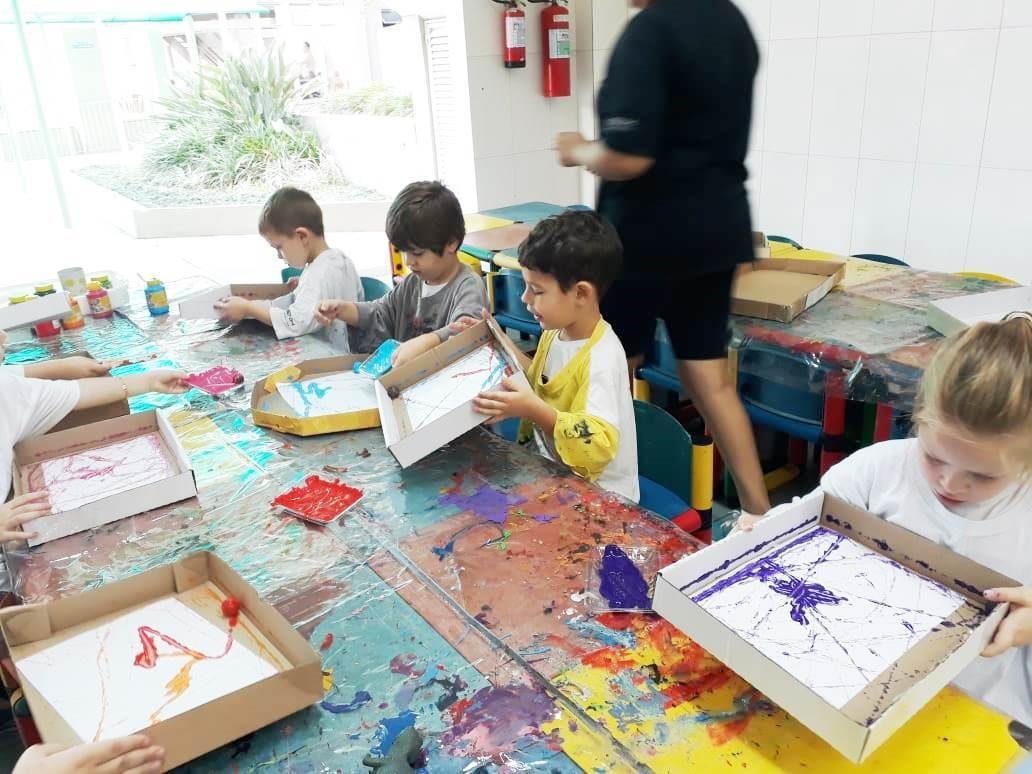 Explorando novas formas de pintar no Espaço Brincar e Criar