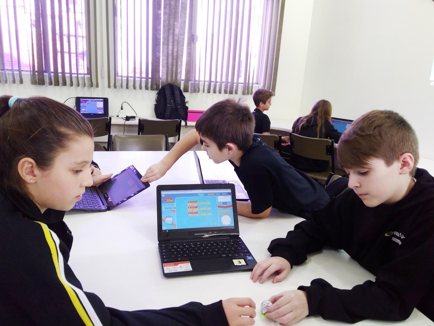 Alunos programam o robô Ozobot EVO na aula em Inglês
