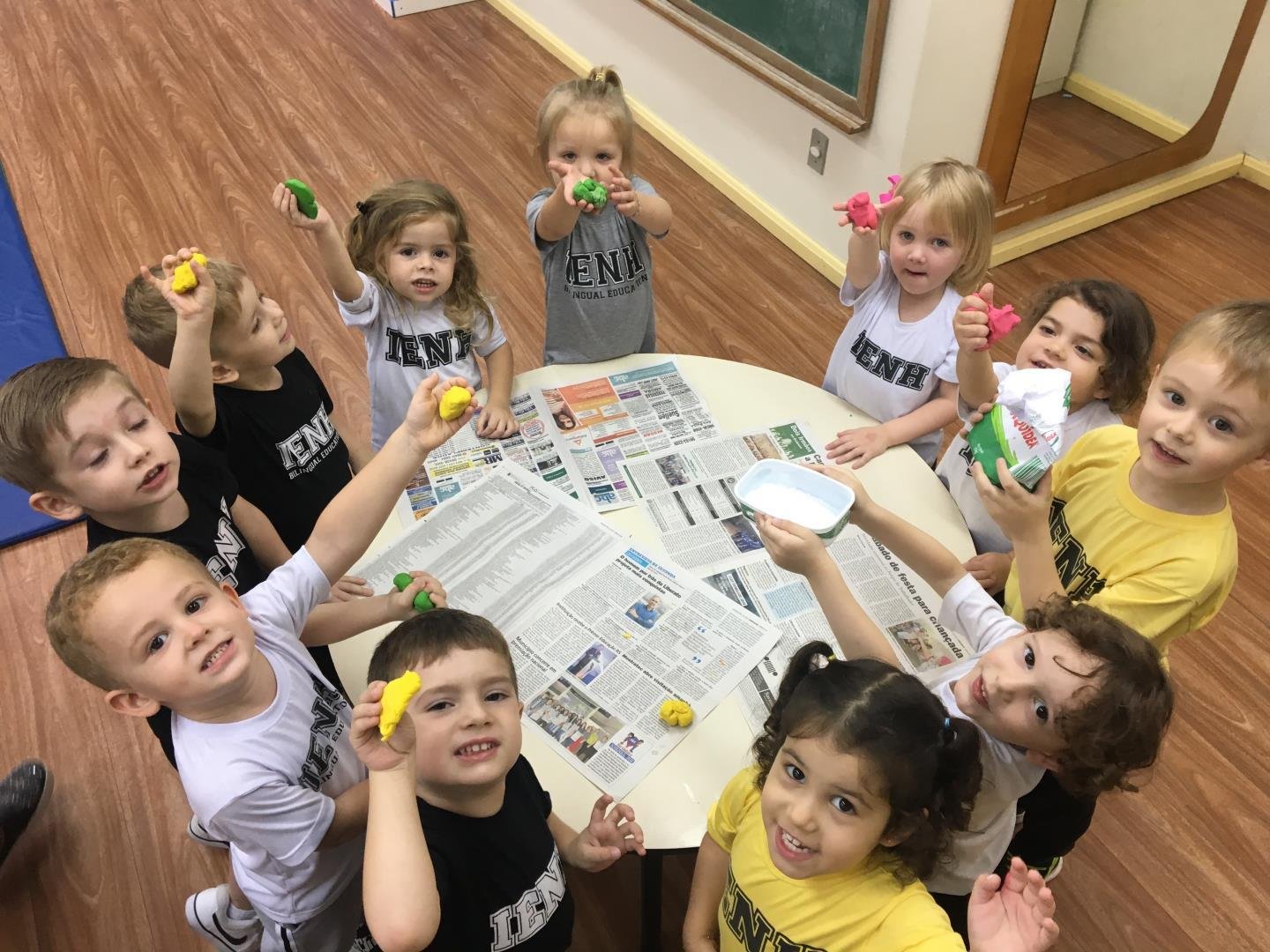 Crianças da Educação Infantil da IENH produzem massinha de modelar
