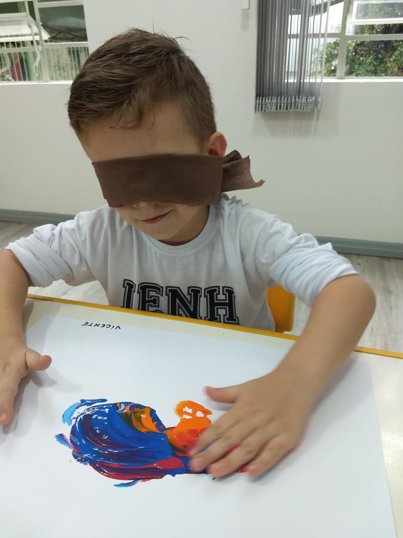 Educação Infantil da IENH trabalha a importância da visão a partir de pintura sensorial