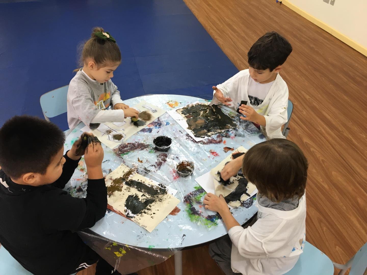 Evolução da escrita é trabalhada com as crianças da Educação Infantil