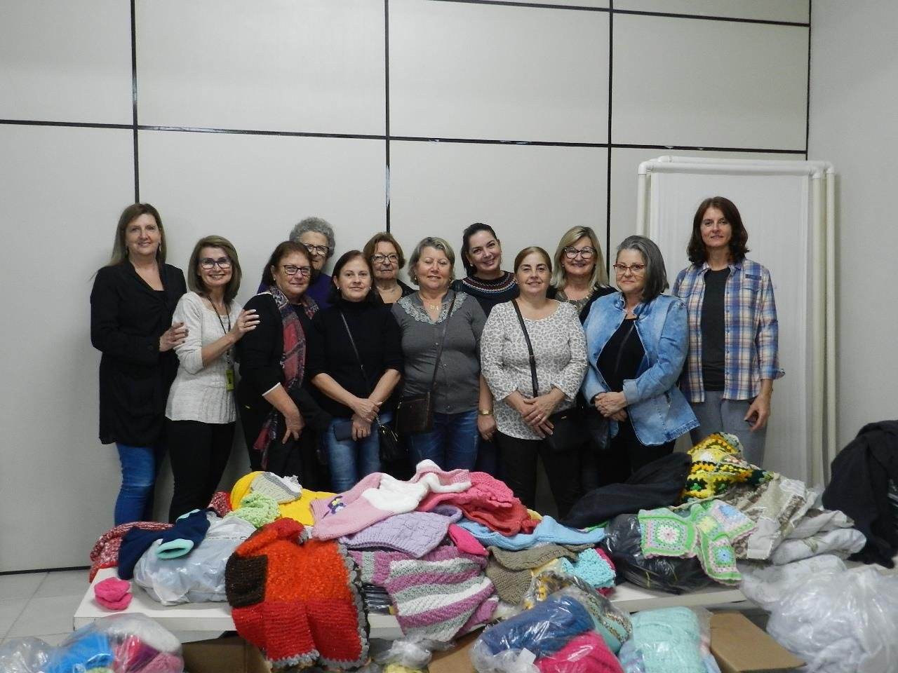 Grupo Ellos entrega roupas confeccionadas e customizadas para ABEFI
