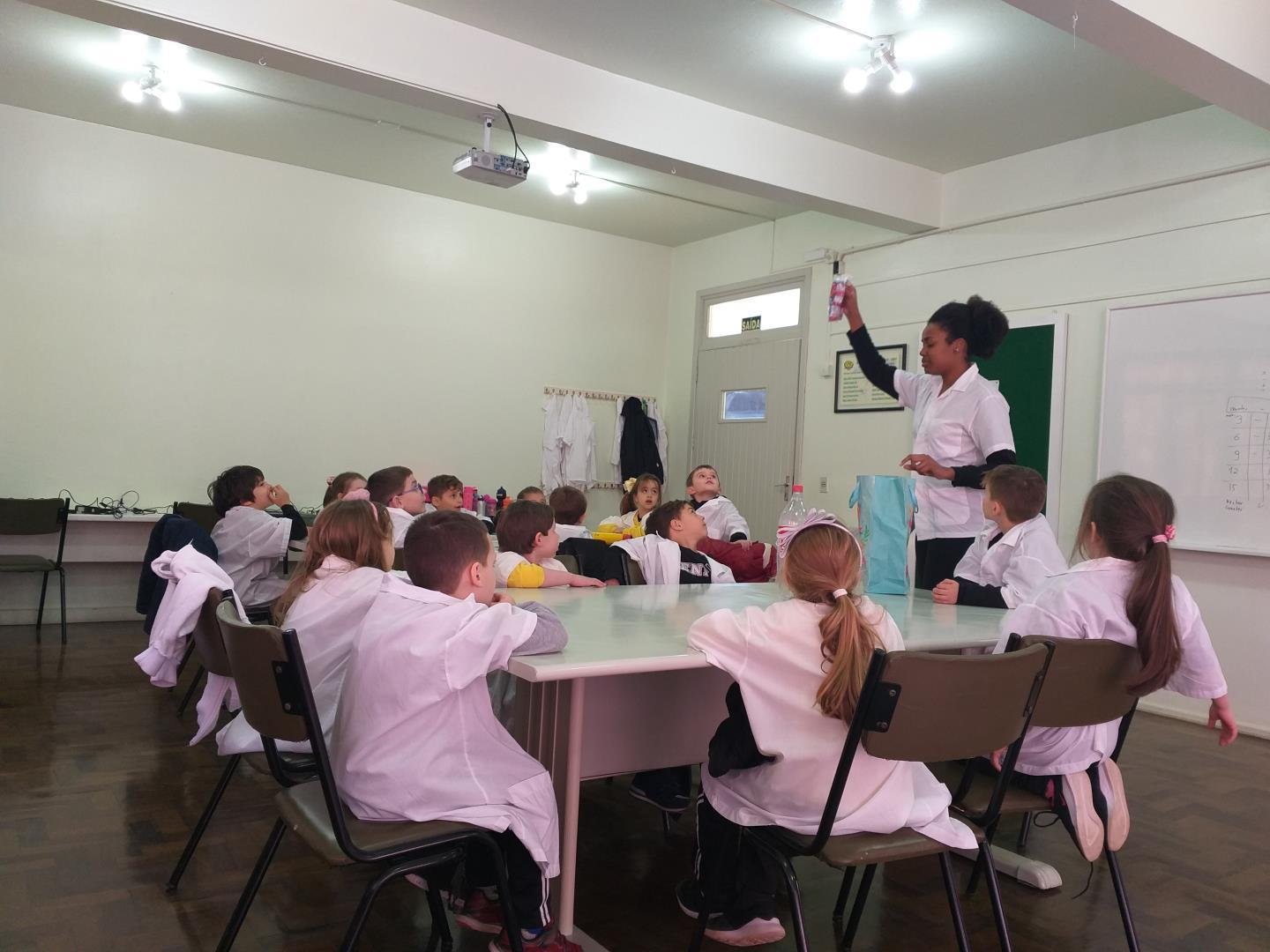 Educação Infantil da IENH desenvolve experimento para verificar curiosidades sobre a respiração