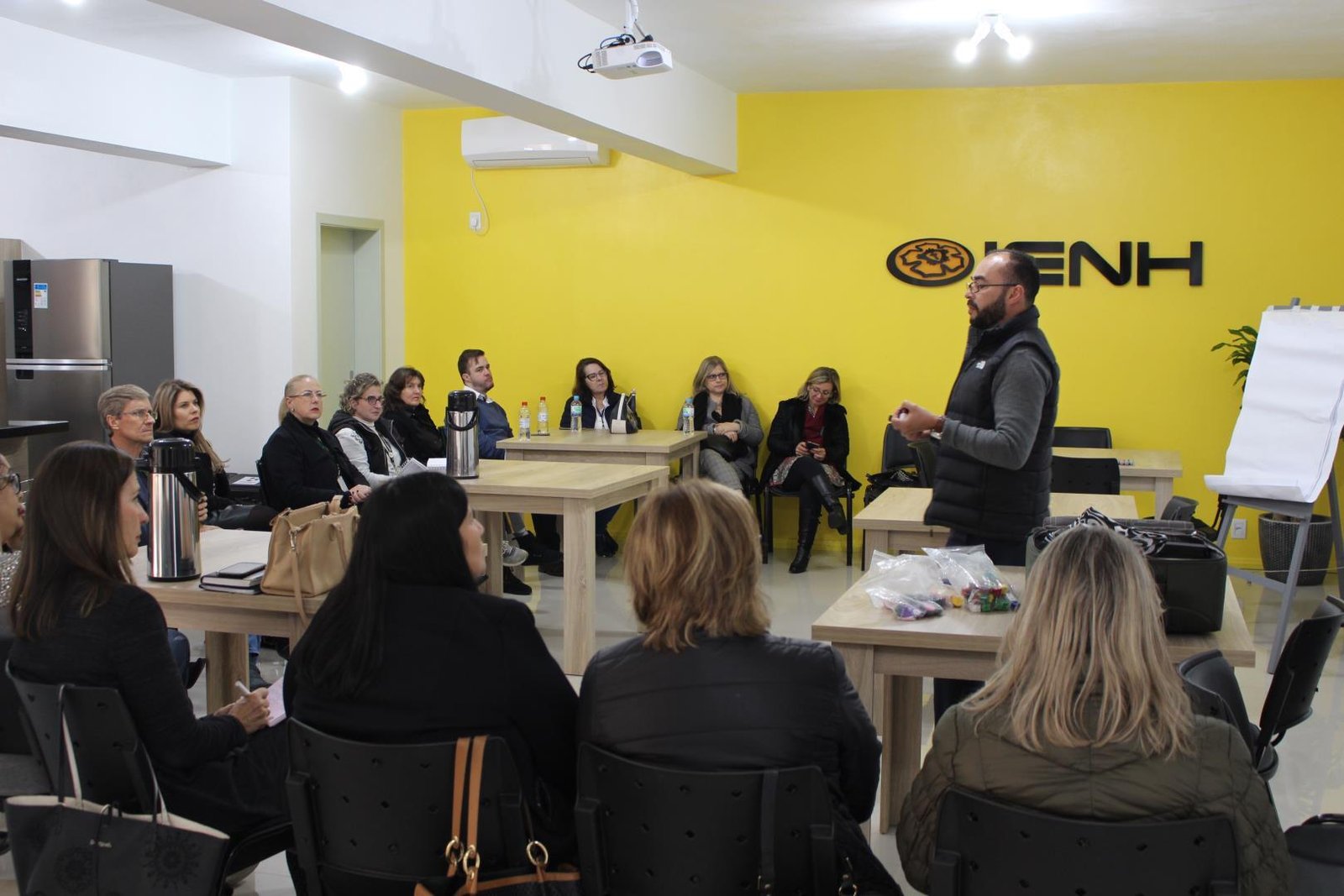 Palestra sobre bolsas de estudos em universidades no exterior é promovida na IENH