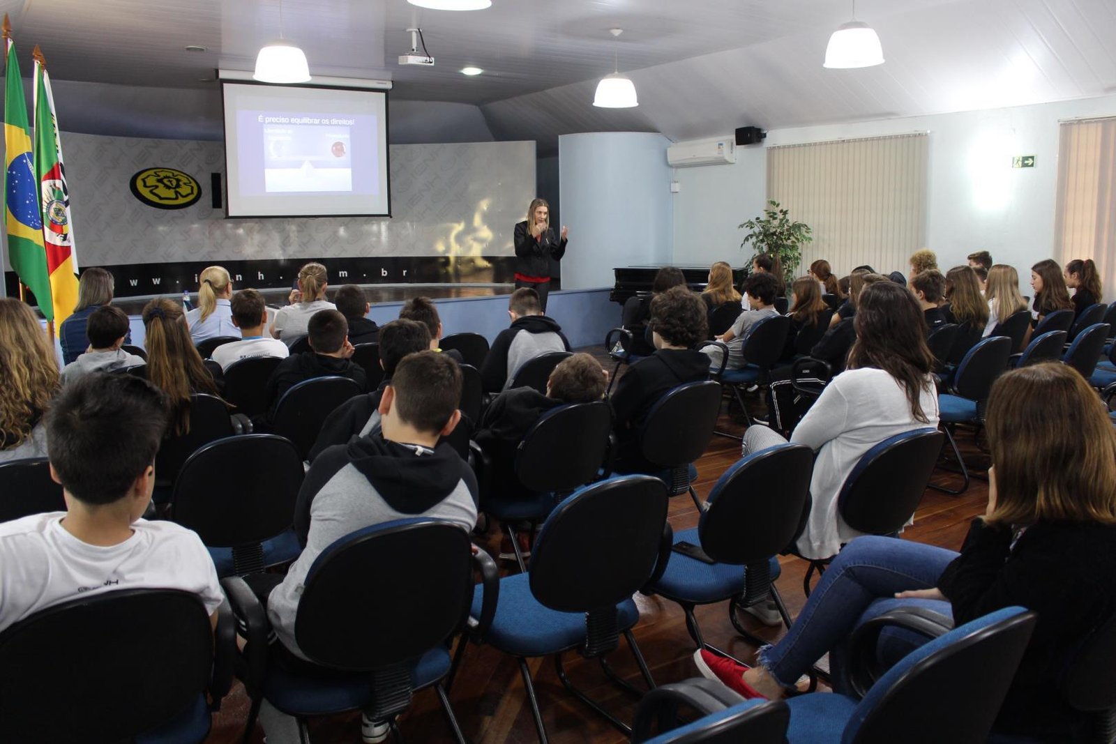 Redes sociais são tema de palestra para os 7°s anos do Ensino Fundamental
