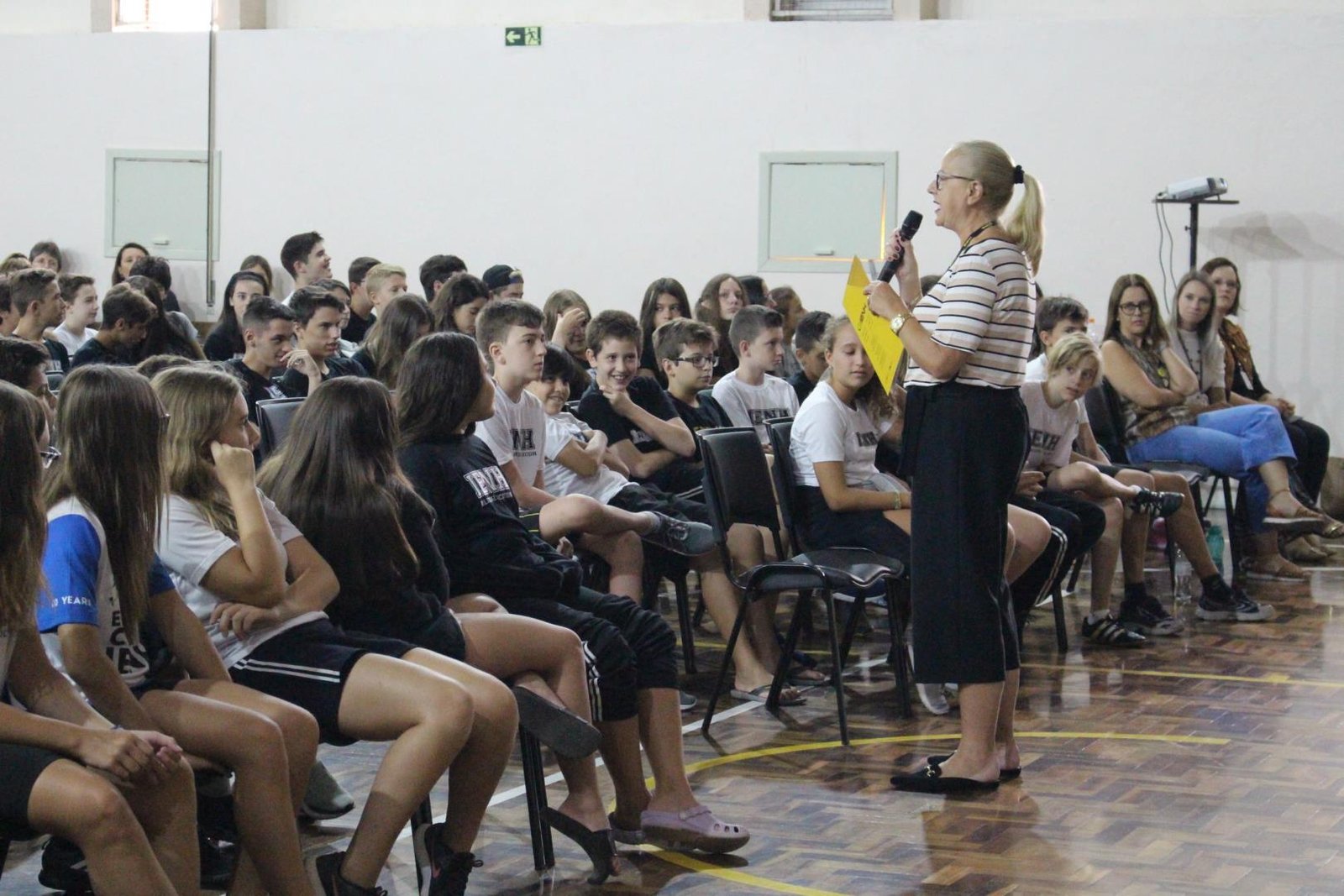 Familiares de estudantes dos 7°s anos do Ensino Fundamental participam de reunião de acolhimento