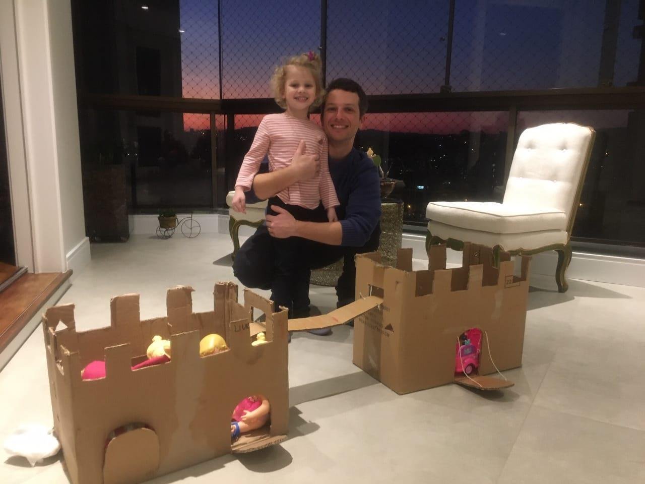 Crianças dos Níveis 4 e suas famílias realizam construções com caixas de papelão