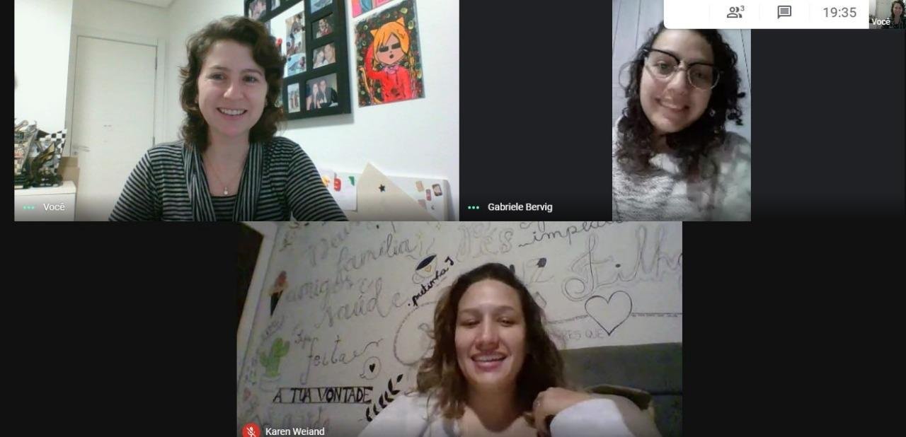 Alunas de Psicologia realizam cursos em plataformas americanas