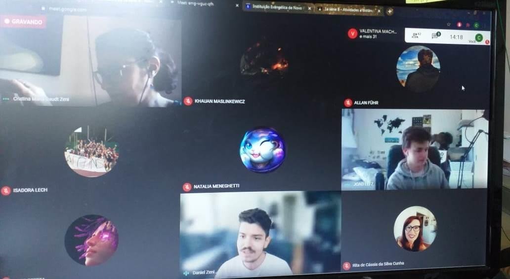Estudantes bilíngues participam de bate-papo com artista americano