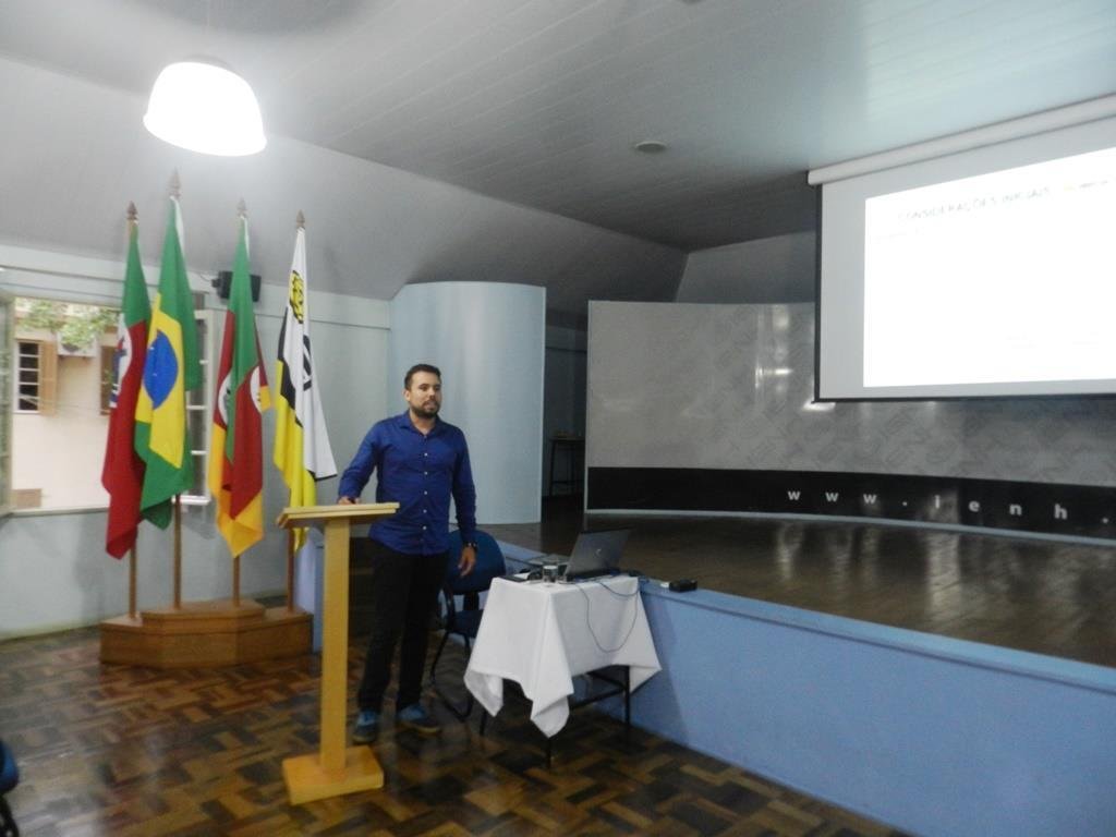 Professora e egresso do Curso de Administração publicam artigo
