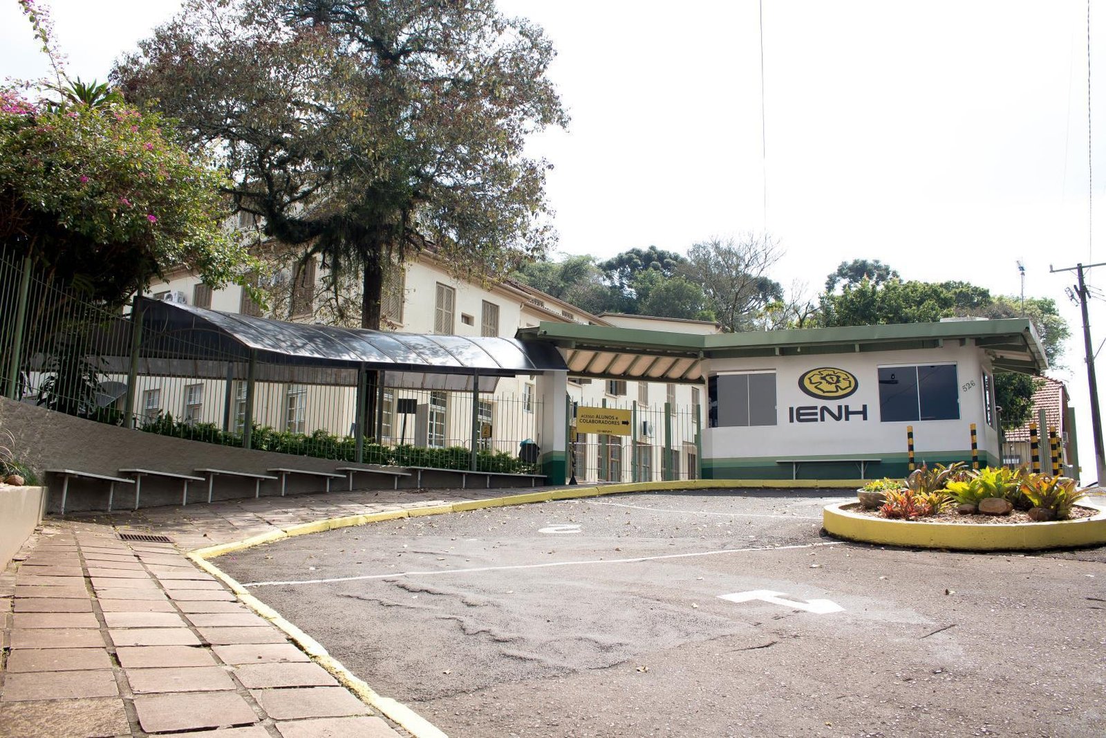 Monitores Ecológicos da Unidade Pindorama entregam doações de livros