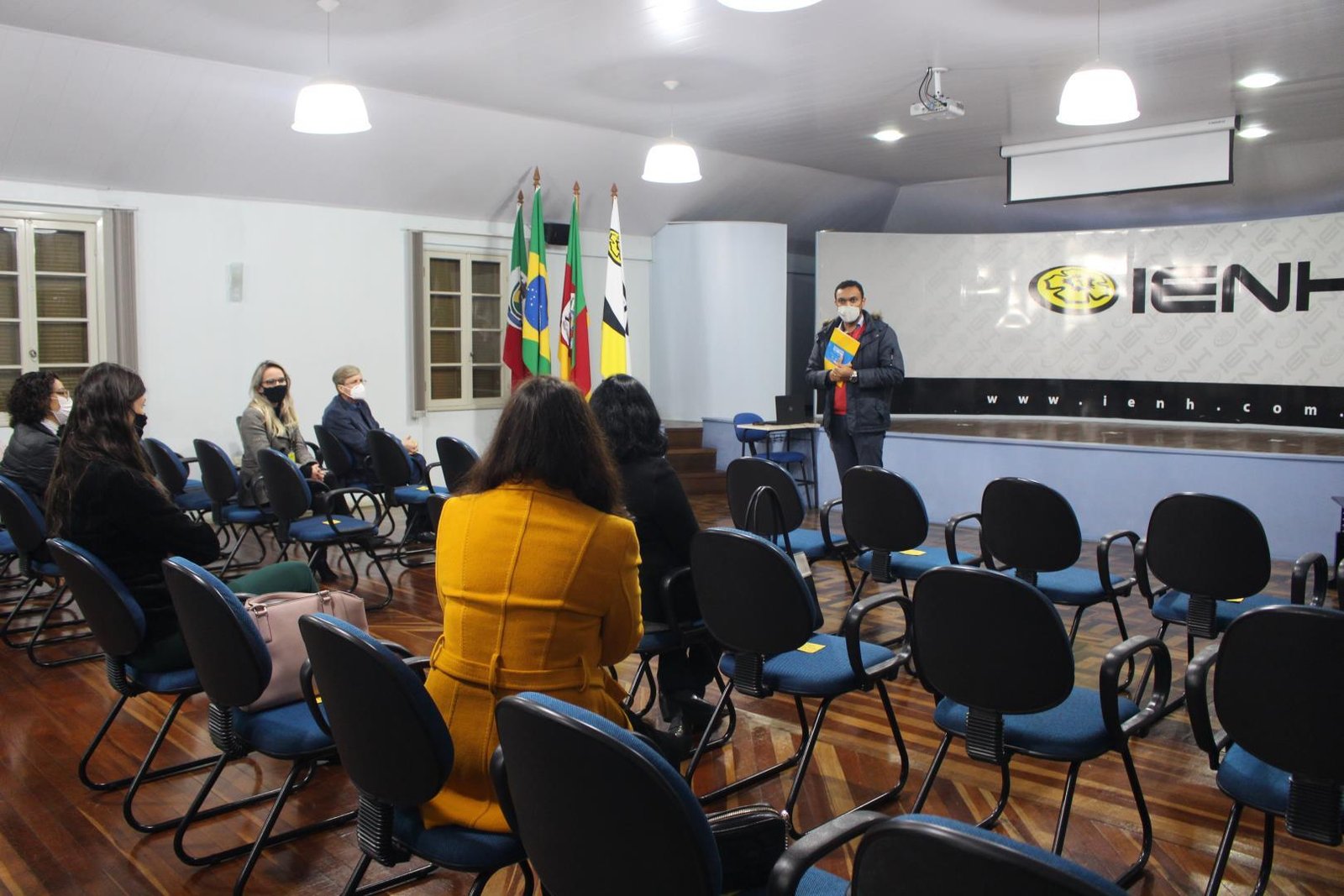 Equipe feminina de atletismo da IENH é campeã Estadual sub-18