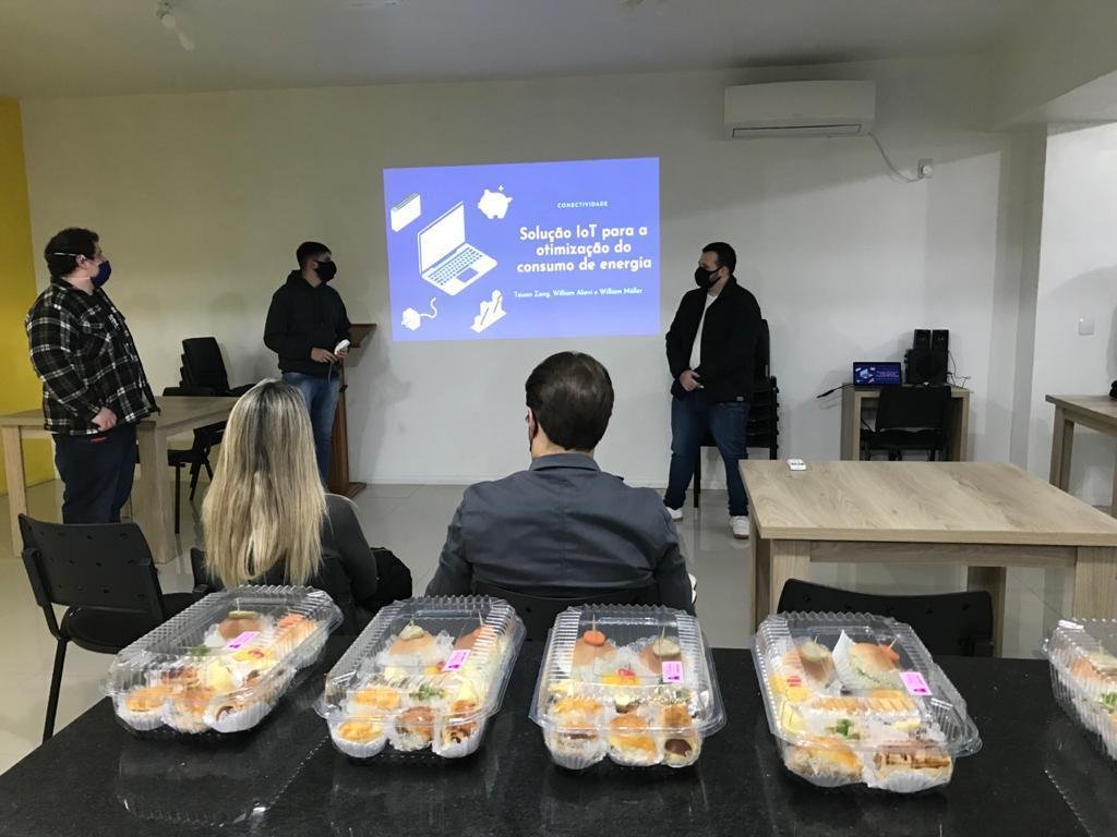 Crianças do Nível 5 recebem a visita do Billy no projeto Supermarket