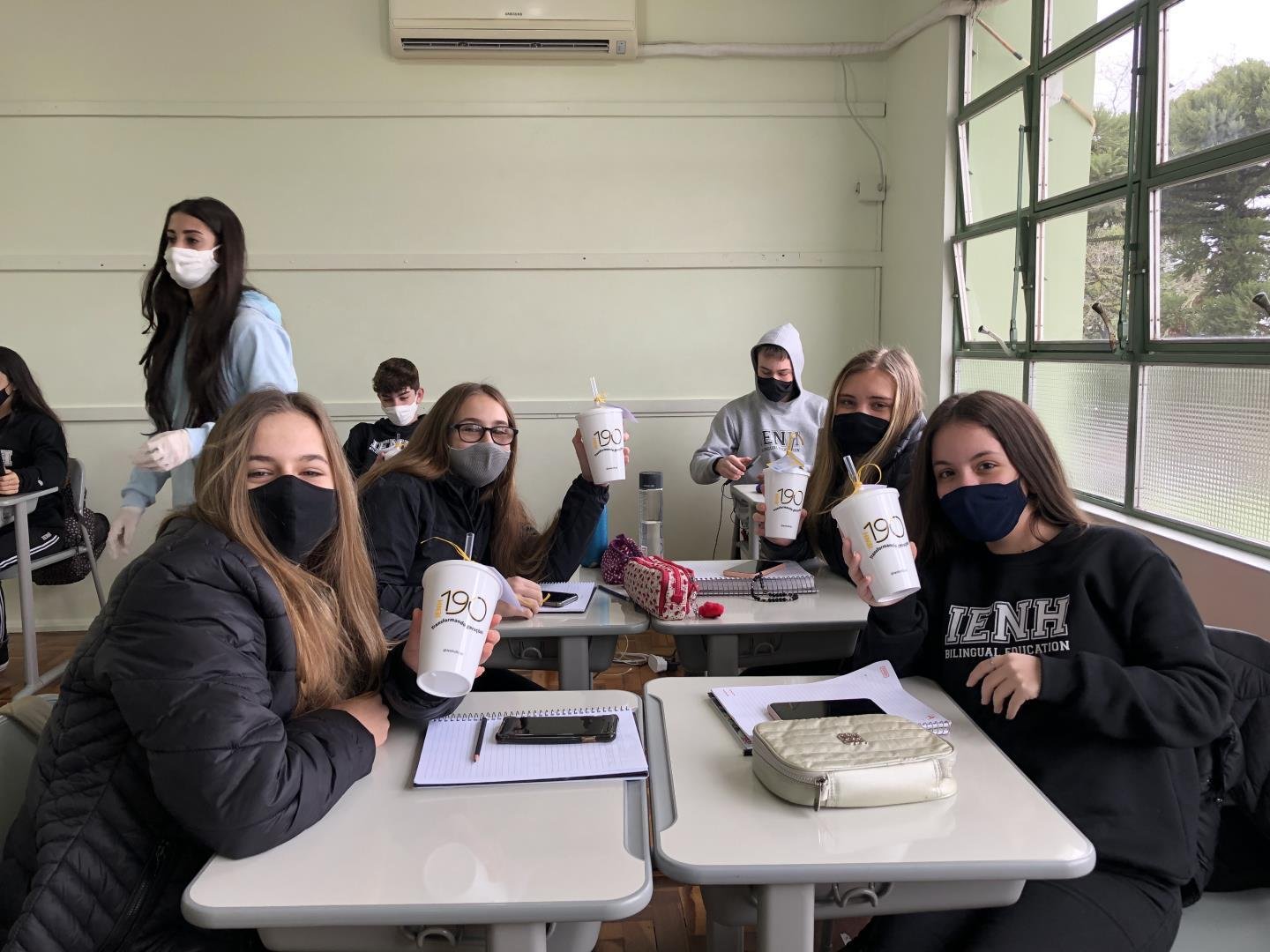 Monitores Ecológicos da Unidade Pindorama entregam tampinhas à AMO