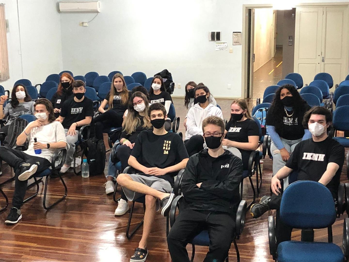 Mudas de alfaces são plantadas na Unidade Fundação Evangélica