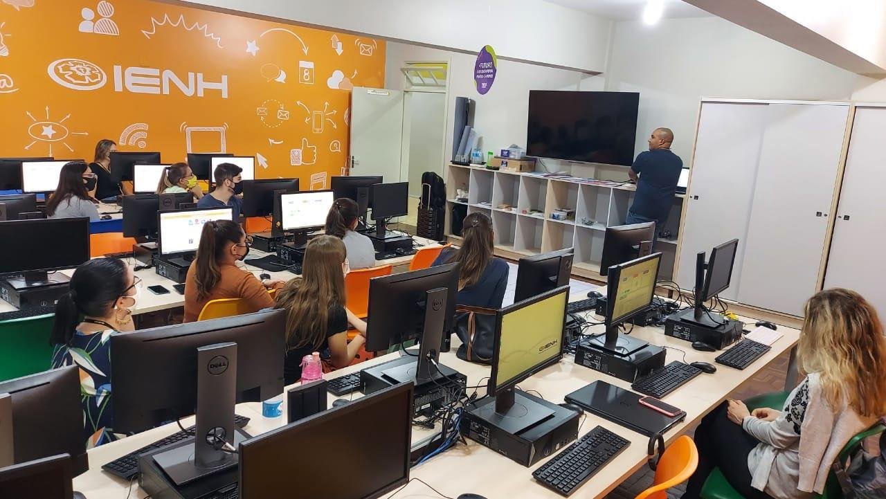 Crianças da Educação Infantil da IENH investigaram “O que tem por trás de um sorriso?”