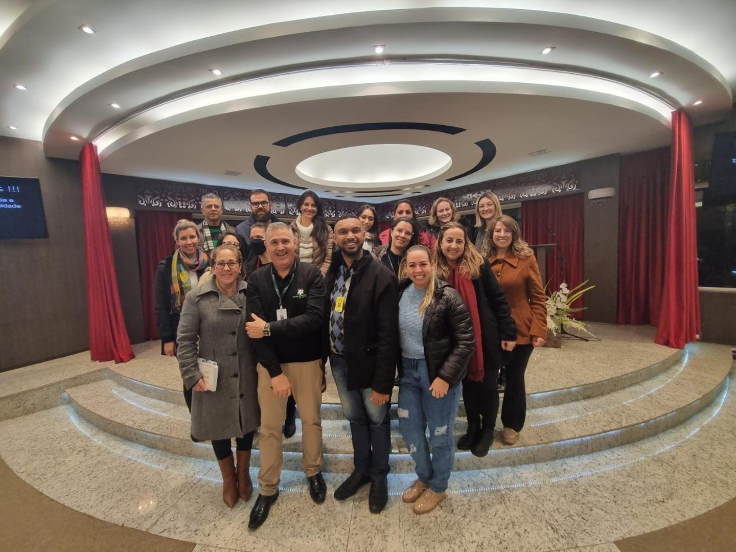 Estudantes de Psicologia fazem visita técnica ao cemitério Jardim da Memória