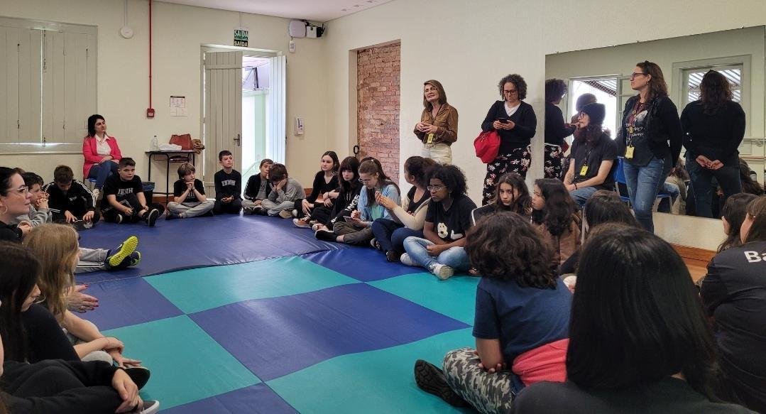 Momento de troca entre alunos da Unidade Pindorama e participantes do projeto socioambiental