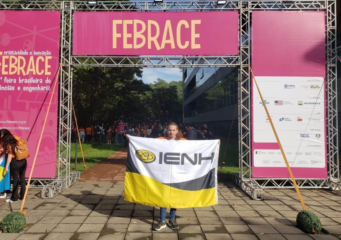 Estudantes do Ensino Médio da IENH participam de palestra internacional