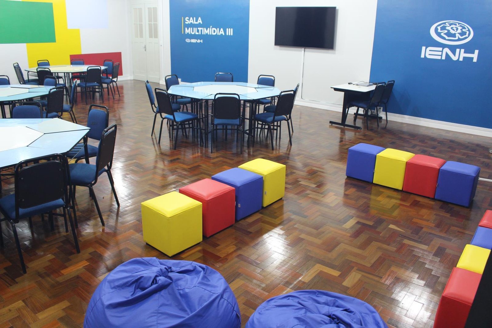 Estudantes dos sétimos anos aprendem sobre misturas homogêneas e heterogêneas na prática