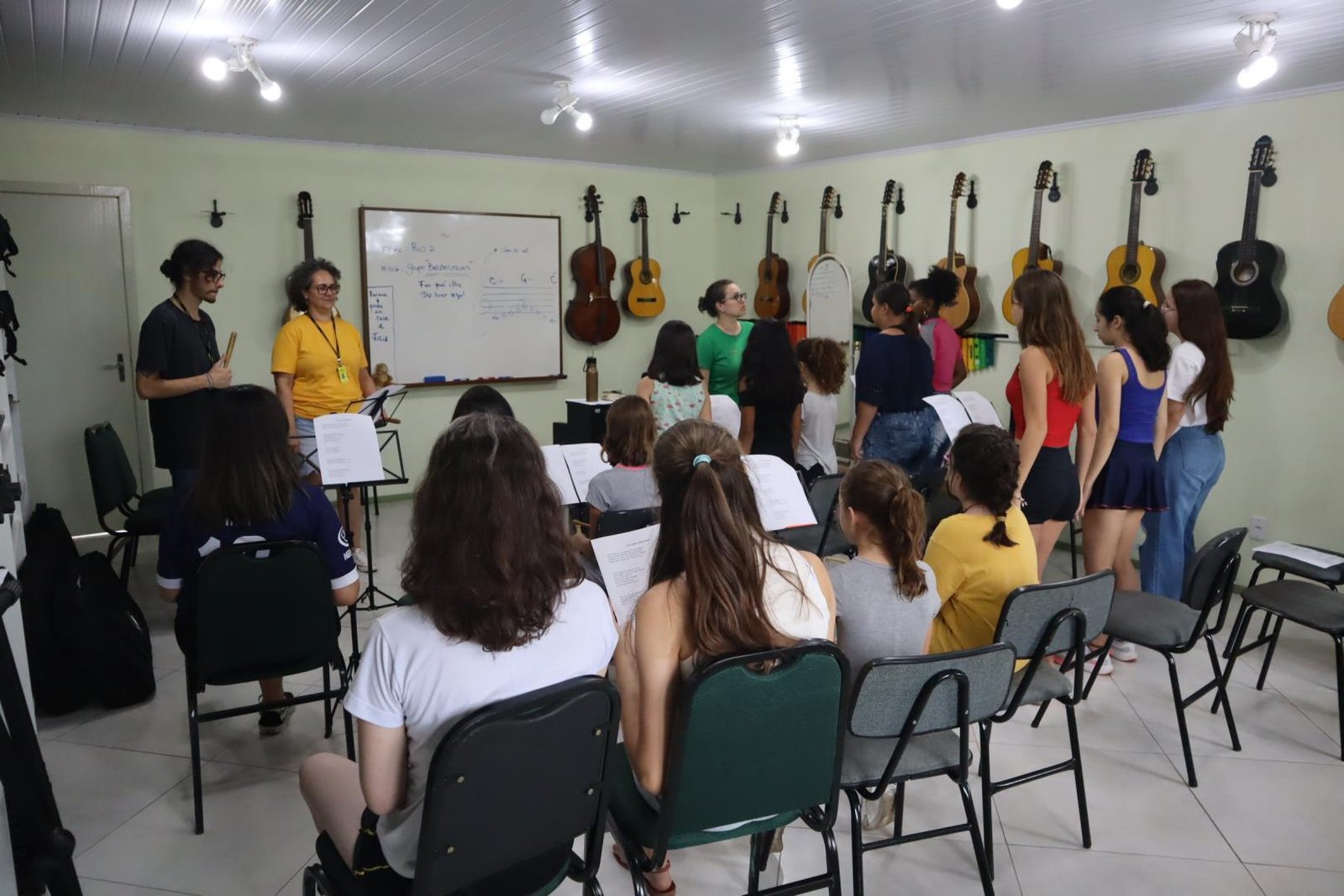 8ºs anos aprendem sobre Reprodução das Angiospermas no Laboratório de Microscopia