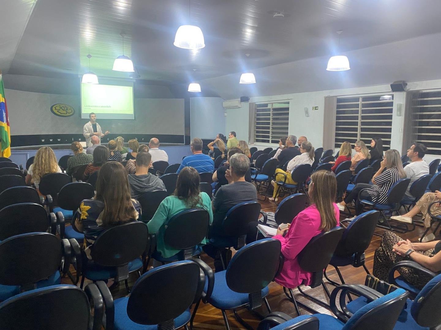 Eco Friends da Unidade Oswaldo Cruz doam cadeira de rodas para instituição da cidade