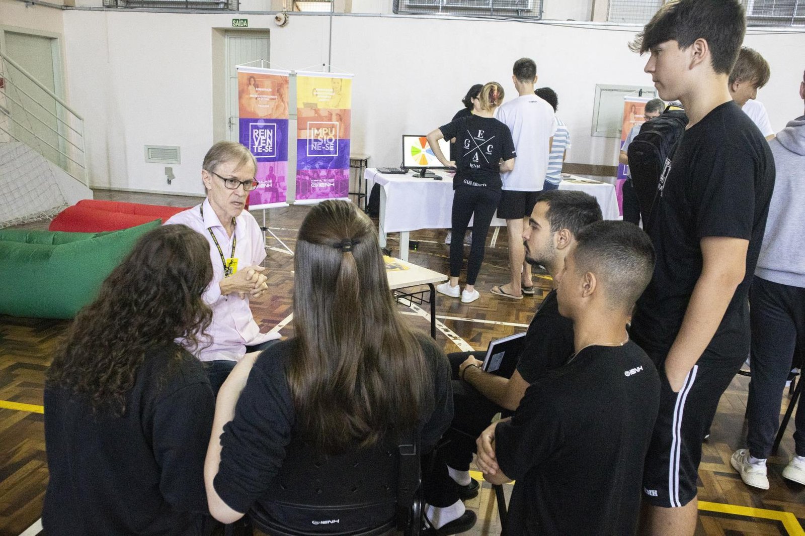 Feira das Profissões é realizada na Unidade Fundação Evangélica para alunos do Ensino Médio